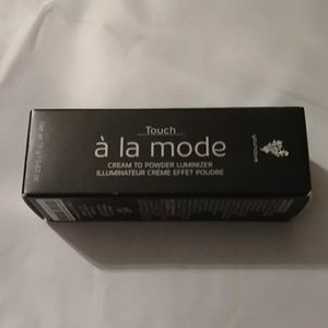 Younique alamode cream to powder luminizer  NIB